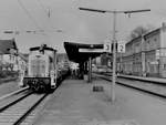 Nun habe ich wieder mal Schmanckerl aus dem Schatzkstchen vom Rudolf Pavel bekommen.
Hier ist die 365 044 im alten Bahnhof Mosbach/Baden zu sehen. Das Bild endstand am 21.3.1997(ich hatte versehendlich 2018 geschrieben) auf dem Mittelbahnsteig. Am Hausbahnsteig liegt schon kein Gleis mehr....an der  Stelle des Empfangsbebude fhrt heute eine mehrspurige Strae vorbei.