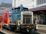 Zusehen ist 365 143 die am 15.04.2019 um 15:03 Uhr zwei Dostos mit  VFB-Fanzug -Schilderung von einem PbZ abholt. Vor dem PbZ hängt 120 127. 