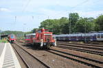 BR 365 733-5 zieht am 18.07.2019 einen alten Schienenbus in Richtung Köln Süd