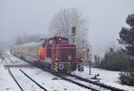 Am 15.1 war es soweit. Die ersten 3 Wagen von AKE Rheingold wurden aus Gerolstein abgezogen. V60 1140 zog an der Spitze einen Speisewagen, das Domecar in der Mitte und einen Rheingoldwagen und am Schluss schob V60 1184. Nachdem der BÜ gesichert wurde ging es in den Bahnhof Ulmen wo bereits zahlreiche Einwohner und Fotografen auf den Zug warteten. Nach einem kurzen Halt in Ulmen ging es dann in den Endspurt nach Kaisersch.

Ulmen 15.01.2022