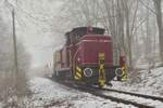 Am 15.1 war es soweit. Die ersten 3 Wagen von AKE Rheingold wurden aus Gerolstein abgezogen. V60 1140 zog an der Spitze einen Speisewagen, das Domecar in der Mitte und einen Rheingoldwagen und am Schluss schob V60 1184. Nachschuss auf V60 1184 als Schublok. gegen 14:30 wurde das Ziel Kaiseresch erreicht. Hier stand der Zug anschließend bis 23Uhr nach Betriebsschluss und fuhr weiter in Richtung Mayen.

Kaiseresch 15.01.2022