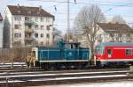 Mindestens 20 Mal bettigte ich am 20.2.2010 den Auslser fr die Ulmer 365 143-7, welche hier gerade in ihrem Heimatbahnhof mit einer Silberling-Garnitur rangiert.