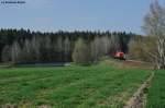Eine unbekannte 365 mit der bergabe von Marktredwitz nach Wiesau (Oberpf) in der Nhe von Oberteich, 18.04.2011