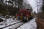 Überführungsfahrt auf der Eifelquerbahnstrecke angeführt von V60 1140 der Vulkan-Eifel-Bahn(VEB) vor AKE-Rheingoldwagen.