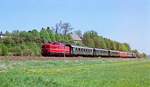 09.05.1987 Lok V80 002 fährt mit ihrem mit historischem Zug aus Neuenmarkt-Wirsberg kommend durch Burgkunstadt.