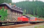 15.07.1990 Heute fand eine Festveranstaltung anlässlich des 90. Geburtstages der Rodachtalbahn Kronach - Nordhalben statt. Die Strecke war noch durchgängig befahrbar. Auch V80 002 gab sich mit einem kurzen Zug die Ehre.