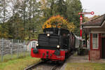 V20 051 fährt mit der RB 70204 in Hinterweidenthal Ort ein (16.10.2025)