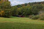 Durch Wiesen und Wälder: V20 051 passiert am 18.10.2025 die Felder bei Dahn-Reichenbach und erreicht in Kürze den Bahnhof Busenberg-Schindhardt 