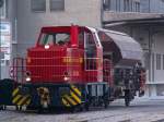 Eine MaK X Lok beim rangieren mit einem einzelnen Waggon. Das Foto stammt aus dem Neusser Hafen und ist vom 22.05.2007