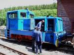 Die V 10B am 24.06.07 im Bahnhof Schnheide Sd. An der Lok wird ellig nach einem Keilriemenriss gearbeitet.