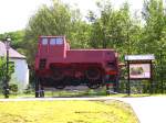 Die ehemalige Rangierlok V 10 B des VEB Waschgertewerkes LKM 1962 dem Tunnelvorplatz in Schieflage, markiert den Schnittpunkt von Eisenbahn- und Industrielehrpfad.