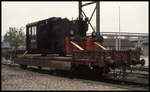 Köf 310864 steht hier fest verzurrt am 9.10.1992 im BW Saalfeld. Die Ladeszene ließe sich auch gut als Vorbild für eine Aktion auf der Modellbahn verwenden!