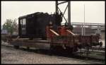 Gut verkeilt und gesichert stand 310864 Transport fertig am 9.10.1992 auf einem Niederbordwagen im BW Saalfeld.