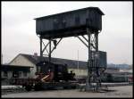 Fertig zum Abtransport stand am 9.10.1992 die Köf 310864 auf einem Flachwagen im BW Saalfeld.