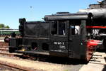 Die Kleinlok 100 547-9 beim Sommerdampf im Historischen Lokschuppen Wittenberge am 07.07.2018.
Im Oktober 1934 wurde die Maschine von Henschel (Fabrik-Nr. 22344) als Kö 4547 an die Deutsche-Reichsbahn-Gesellschaft geliefert.
