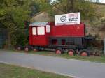 Die 310 867 hat jetzt einen roten Anstrich und wirbt weiter für das Eisenbahn-und Technikmuseum Prora.Aufgenommen am 20.September 2014.