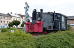 Am 13.06.2016 fotografierte ich am Bahnhofsvorplatz von Bitterfeld diese Lok, die zwei Wochen später in den Ortsteil Wolfen per Tieflader versetzt wurde.