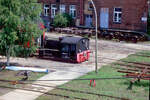 Ein Blick von oben auf das Gelände des Bw. Wittenberge am 21.06.2001 auf die DR-Kleinlok 100 547.