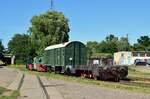 Nachschuss auf die beiden Köf 100 196 in schwarz und der Lok 2 der an die Kö anglehnten Baureihe N4. Vorder steht noch der Unterbau einer Kleinlok.

Magdeubrg 23.07.2020