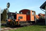 K 0247 der Eisenbahnfreunde Zollernbahn auf einem Sockel vor einer Modellbahnausstellung in Mlschow (Usedom)