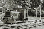 Werkslokomotive der Porzellanfabrik Heinrich. Die Maschine wurde von Gmeinder im Jahre 1948 gebaut und befindet sich heute im Besitz des Modell- und Eisenbahnclubs Selb-Rehau e.V. Der Eisenbahnverein hat sich der Erhaltung regionaler Eisenbahnfahrzeuge verschrieben. Lokschuppen Selb 21.05.2016
Analogfoto auf Ilford XP2 (400 ASA), Nikon F801, 50mm, f8, 1/250

