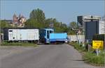 CFTR, die charmante Museumsbahn im Neubreisacher Urwald. Hier beim Depot der Museumsbahn am Rheinhafen Colmar/Neu-Breisach geht eine Sonderfahrt mit Dampfzug zu Ende. Die LKM V 22 schiebt nach, ja auch hier lebt die DDR noch... Als Loknummer bekam sie mit Orginalfabriknummer der LKM 262411. Im Hintergrund tront das Münster von (Alt-)Breisach auf der deutschen Rheinseite. Volgelsheim, April 2019.