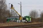 Bauzug der besonderen Art - 3 312 109-2 und Schutzwagen als Basis für Hebebühne zum Austausch der Gleisbeleuchtungskörper an den Werksgleisen Zuckerfabrik Anklam / Cosun Beet ex Suiker Unie - 22.02.2021