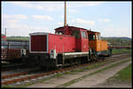 Altes Reichsbahn Pärchen im alten und neuen DB Look: Verkehrsrot präsentiert sich hier 312183 vor der noch in Reichsbahn Farbe stehenden 312211 am 23.4.2005 im BW Saalfeld.