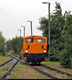 Kleinlok  Jaellwe 15  (LKM 262151 | V22B | DR V 15) kommt zurück von ihrem kurzen Grünschnitt-Ausflug auf dem Gleis für Führerstandsmitfahrten.
Aufgenommen während des sehr ungemütlichen Herbstlokfests des Lokschuppen Staßfurt.

🧰 Eisenbahnfreunde Traditionsbahnbetriebswerk Staßfurt e.V.
🕓 26.9.2020 | 11:57 Uhr