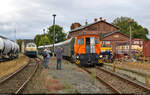 Historisches Eisenbahnwochenende Benndorf–Staßfurt

Bestaunt von den mitgereisten Fotografen, setzt sich 312 167-0 (102 167-4) im Bahnhof Egeln an das andere Ende des Sonderzuges, um retour zum Lokschuppen Staßfurt zu fahren. Eigentlich sollte es bereits um 13:00 Uhr zurückgehen, doch durch das Rangier-Chaos wegen einer defekten Dampflok verzögerte sich die Abfahrt in Staßfurt.

🧰 Salzland Rail Service GmbH (SRS) | Nebenbahn Staßfurt–Egeln e.V. (NbSE)
🚝 Zug 8 Egeln–Lokschuppen Leopoldshall [+25]
🕓 1.10.2022 | 13:22 Uhr