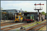 Vor dem Lokschuppen in Hoorn stehen am 27.08.2026 die ehemalige Lok 361 der NS und die SHM 35 (II)  Griezel , eine aus Deutschland �bernommene Industriebahn-V22B (ex VEB Anschlu�bahngemeinschaft