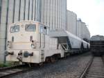 Die V 22 der Heyl-Mhle in Bad Langensalza Ost beim abstellen der fertigen Getreidewagen.Rechts stehen Wagen die noch ent- und beladen werden mssen.Der Zug besteht aus 22 Getreidewagen aus 3 Lndern(Deutschland,Belgien und Frankreich).Mal werden die Wagen nur entladen und dann mal ent- und beladen.Der Zug wird vom Unternehmen D&D hin und hergefahren.