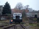 Bahnhof Kltz, V 22 auf Segmentdrehscheibe. (Mann) braucht viel Muskelkraft um die kleine Lok zu bewegen (November 2004)