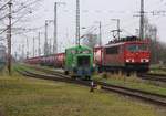 Grüne Lok wartet auf Rote Lok - Werkslok Suiker Unie wartet auf die Tankcontainer, die von 155 239-7 EBS gebracht werden.