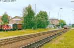 Am 27.5.94 gab es noch umfangreichen Gterverkehr in Gunzenhausen, daher war noch eine Rangierlok dort stationiert. Auf Gleis 1 steht ein Schienenbus abfahrbereit.