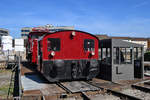 Die Diesellokomotive Köf 4714, Baujahr 1934 routiert gemeinsam mit der 1940 gebauten Elektrolokomotive 163 008-6 auf der Drehscheibe im Eisenbahnmuseum Heilbronn.