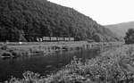 Hier nochmal die Überführung von abgestellten Güterwagen durch 323 143 am 31.7.1986 von Schmittlotheim nach Frankenberg.