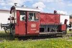 Auf dem Freiladegleis des Bahnhofs Obing, der Endstation der Lokalbahn Endorf - Obing (LEO) der Chiemgauer Lokalbahn (CLB), steht 323 699-9 abgestellt. Die Lok wurde 1959 von der Firma Jung in Jungenthal unter der Fabriknummer 13139 gebaut. Am 14.12.1959 wurde sie als Köf 6701 bei der DB in Dienst gestellt. Am 01.01.1968 erfolgte die computergerechte Umnummerierung in 323 699-9. Die DB musterte sie am 01.10.1987 aus. Heute befindet sie sich im Besitz der CLB. Mit einem Modell dieser Baureihe von Arnold (Spur N) begann meine kleine Modellbahnsammlung. 20.04.2014 Öffentlich zugängliches Gelände (Museumsbahnhof)