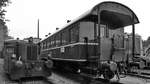 Die Rangierlok Köf 4737 und ein Barwagen im Eisenbahnmuseum Bochum-Dahlhausen.