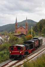 Köf 11 114 und V20 051 verlassen als  Köf-Express  74230 Wilgartswiesen (12.10.2025)
