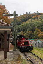Köf 11 114 wartet mit der RB 74203 in Hinterweidenthal Ort auf die Abfahrt nach Hinterweidenthal Ost. (16.10.2025)