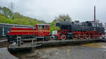 Eine Köf III rangiert 66 002 auf die Drehscheibe des Eisenbahnmuseums Bochum.