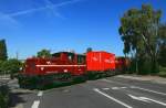 332-002 ex 332 204 rangiert in Emmerich Containerwagen vom Bahnhof ins Terminal, 07.06.2015.