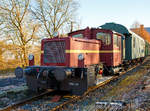 
Die 332 195-7, ex DB Köf 11 195, als Denkmal-Lok beim Bahnhof Wilsenroth am 02.12.2016. 

Die Köf III wurde 1964 von Gmeinder in Mosbach unter der Fabriknummer 5335 gebaut und an die DB geliefert, die Ausmusterung erfolgte 2001. Danach war sie bei der DB Regio als Gerät im internen Verschub in Darmstadt und Limburg/Lahn im Einsatz, bis sie 2010 als Denkmal zum Bahnhof Wilsenroth kam.