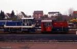 Köf II 323181 schleppt am 21.8.1989 die defekte 333100 im Bahnhof Bramsche ab.