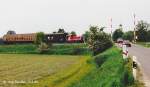 Blick von Hainsfarth nach Westen auf den Bahndamm am 13.5.94: Beide Bahnbergnge haben heute noch mechanische Schranken, die vom Zugpersonal bedient werden mssen.