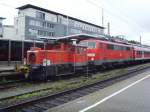 335 105-3 zieht gerade 111 050-1 von Gleis 6 in Richtung Bw Freiburg.