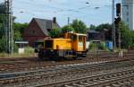 335 053-5 der VWE schleicht sich am 17.07.2013 durch den Bahnhof Verden um mehrer H-Wagen abzuholen.