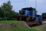 MWB V255 (335 059) und MWB V253 (335 063) stehen am 10.08.2015 in Bremervörde im Betriebswerk der evb, die vordere Köf steht dabei zum Transport auf einem Tieflader.