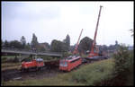 Eisenbahnunglück 1998 in Lengerich: Ein Pkw rast den Bahndamm hinauf auf die Gleise! Ein Güterzug aus Richtung Osnabrück prallt kurz hinter den Bahnsteigen mit dem Fahrzeug zusammen und entgleist. Die Lok verfehlt knapp den Pfeiler einer Fußgängerbrücke und kommt rechts neben den Gleis in einem Feld zum Stehen. Die ersten Güterwagen entgleisen ebenfalls und richten erheblichen Sachschaden an. 
Am 22.08.1998 war ich an der Unfallstelle und fotografierte bei äußerst schlechten Witterungsbedingungen die Aufräum- und Bergung Arbeiten. Beteiligt war die Güterzuglok der DB 140045. Rangier und Hilf Dienste verrichteten Köf III Cargo 335229 des Bahnhof Lengerich und ein Turmtriebwagen DB 701045. Die Strecke Lengerich - Münster war einige Tage voll gesperrt. Es gab Schienen Ersatzverkehr. Zwischen Lengerich und Münster pendelten Triebwagen der Baureihe 634!